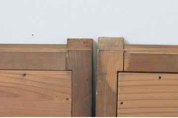 アンティーク建具　杉材　縦格子入り　和モダンな空間づくりにぴったりの板戸窓2枚セット(格子戸、引き戸)(R-067573)