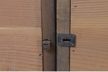 アンティーク建具　杉材　縦格子入り　和モダンな空間づくりにぴったりの板戸窓2枚セット(格子戸、引き戸)(R-067573)