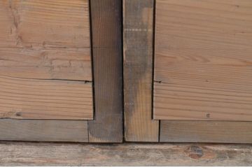アンティーク建具　杉材　縦格子入り　和モダンな空間づくりにぴったりの板戸窓2枚セット(格子戸、引き戸)(R-067573)