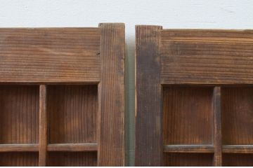 アンティーク建具　細やかなマス目(升目)格子が美しい板戸窓2枚セット(きつね格子、狐格子、格子戸、引き戸)(R-067584)