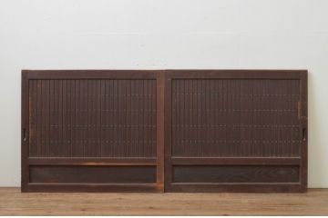 アンティーク建具　落ち着いた和モダンな空間を演出する縦格子入りの引き戸2枚セット(板戸、格子戸、窓)(R-067593)