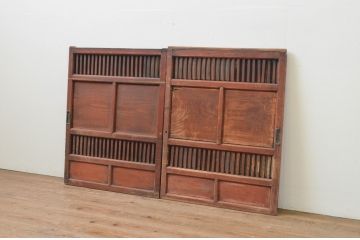 アンティーク建具　縦格子入り　型変わりなデザインが目を惹く引き戸2枚セット(板戸、格子戸、窓、変わり型)(R-067594)