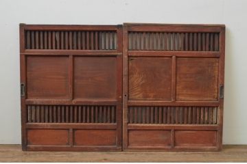アンティーク建具　縦格子入り　型変わりなデザインが目を惹く引き戸2枚セット(板戸、格子戸、窓、変わり型)(R-067594)