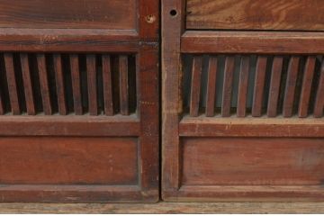 アンティーク建具　縦格子入り　型変わりなデザインが目を惹く引き戸2枚セット(板戸、格子戸、窓、変わり型)(R-067594)