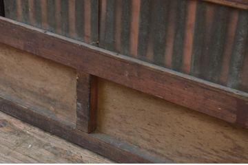 アンティーク建具　縦格子入り　型変わりなデザインが目を惹く引き戸2枚セット(板戸、格子戸、窓、変わり型)(R-067594)