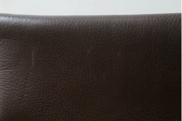 中古　美品!!　CONDE HOUSE(カンディハウス)　BOLS(ボルス)　ナラ材　本革(レザー)　落ち着いた寛ぎの空間づくりにおすすめなアーム付きダイニングチェア2脚セット(椅子、イス)(定価2脚で約28万円)(R-067614)