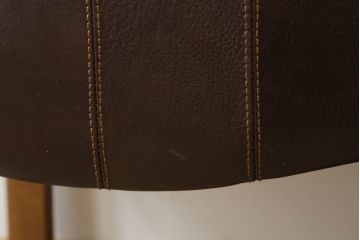 中古　美品!!　CONDE HOUSE(カンディハウス)　BOLS(ボルス)　ナラ材　本革(レザー)　落ち着いた寛ぎの空間づくりにおすすめなアーム付きダイニングチェア2脚セット(椅子、イス)(定価2脚で約28万円)(R-067614)