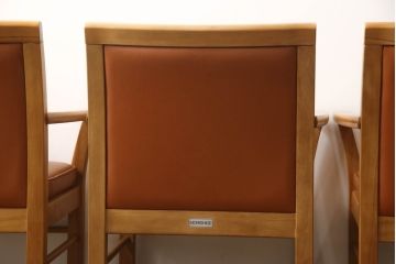 中古　美品!!　モリシゲ(MORISHIGE/森繁)　アリー　優しい色合いが魅力的なアームチェア4脚セット(ダイニングチェア、椅子、イス)(定価4脚で約30万円)(R-067615)