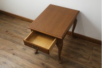 中古　トーマスビル(THOMASVILLE)　クラシカルなデザインが魅力の猫脚サイドテーブル(カフェテーブル、コーヒーテーブル、エンドテーブル、花台、飾り台)(R-067616)