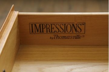 中古　トーマスビル(THOMASVILLE)　クラシカルなデザインが魅力の猫脚サイドテーブル(カフェテーブル、コーヒーテーブル、エンドテーブル、花台、飾り台)(R-067616)