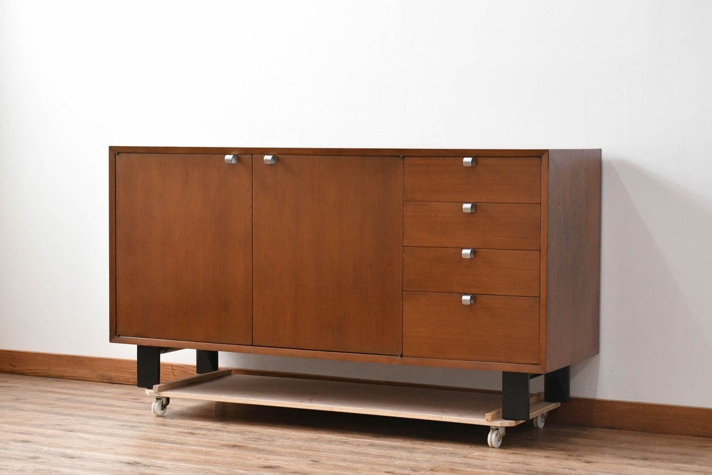 アメリカビンテージ　George Nelson(ジョージ・ネルソン)　Hermanmiller(ハーマンミラー)社製　ミッドセンチュリーデザインのサイドボード　(R-067617)