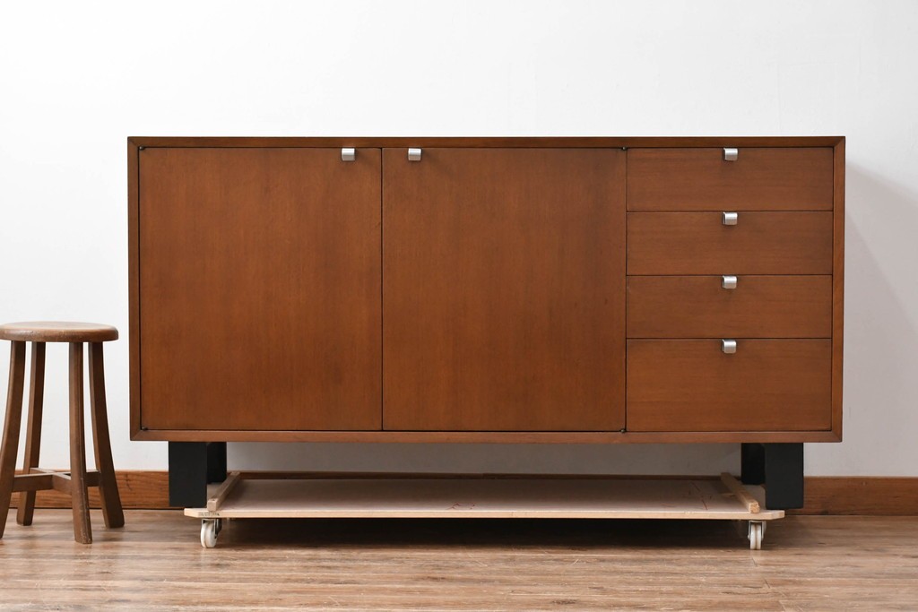 アメリカビンテージ　George Nelson(ジョージ・ネルソン)　Hermanmiller(ハーマンミラー)社製　ミッドセンチュリーデザインのサイドボード　(R-067617)