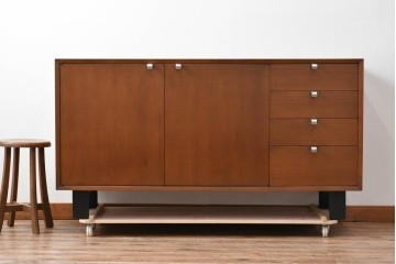 アメリカビンテージ　George Nelson(ジョージ・ネルソン)　Hermanmiller(ハーマンミラー)社製　ミッドセンチュリーデザインのサイドボード　(R-067617)