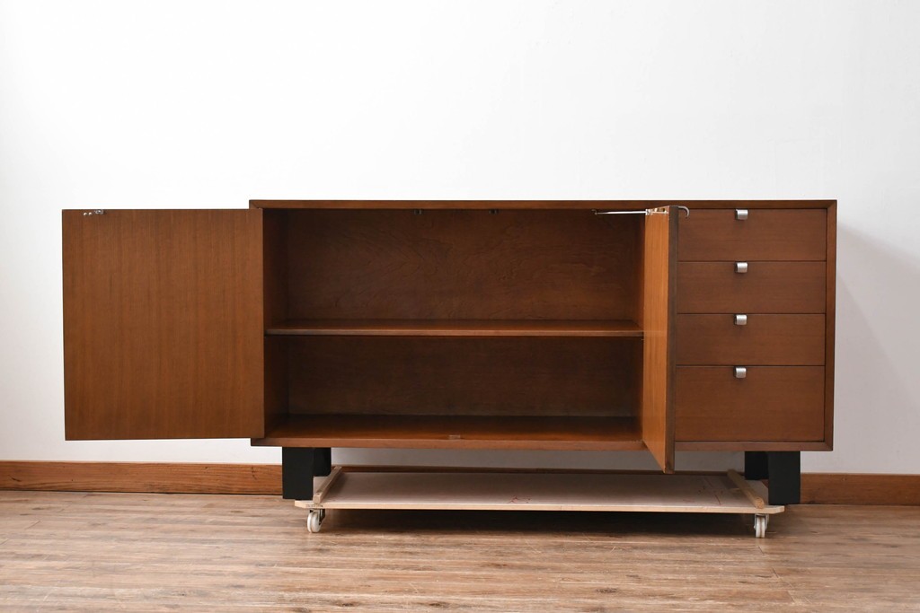 アメリカビンテージ　George Nelson(ジョージ・ネルソン)　Hermanmiller(ハーマンミラー)社製　ミッドセンチュリーデザインのサイドボード　(R-067617)