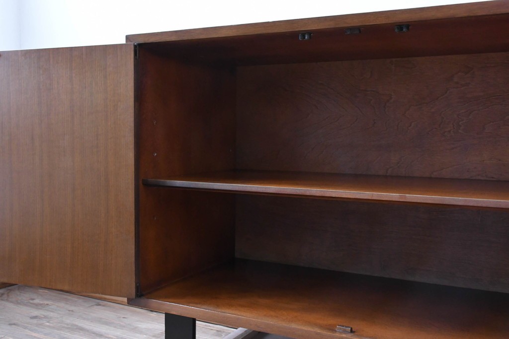 アメリカビンテージ　George Nelson(ジョージ・ネルソン)　Hermanmiller(ハーマンミラー)社製　ミッドセンチュリーデザインのサイドボード　(R-067617)