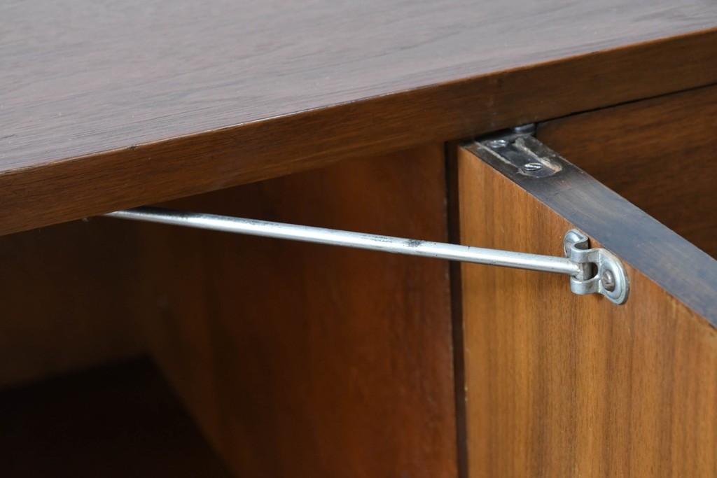 アメリカビンテージ　George Nelson(ジョージ・ネルソン)　Hermanmiller(ハーマンミラー)社製　ミッドセンチュリーデザインのサイドボード　(R-067617)
