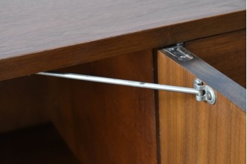 アメリカビンテージ　George Nelson(ジョージ・ネルソン)　Hermanmiller(ハーマンミラー)社製　ミッドセンチュリーデザインのサイドボード　(R-067617)