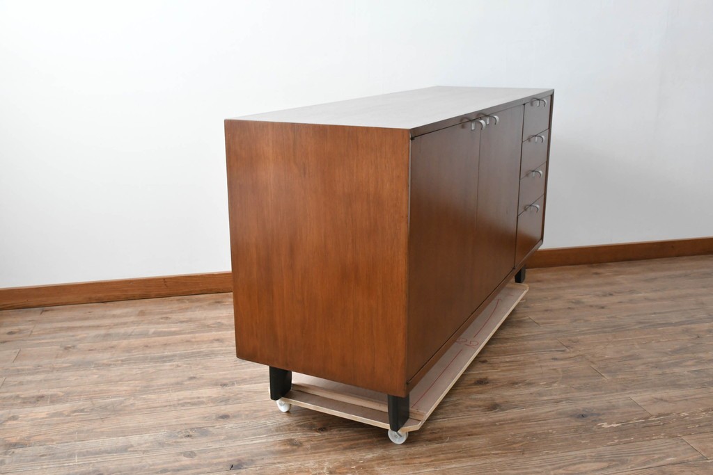 アメリカビンテージ　George Nelson(ジョージ・ネルソン)　Hermanmiller(ハーマンミラー)社製　ミッドセンチュリーデザインのサイドボード　(R-067617)