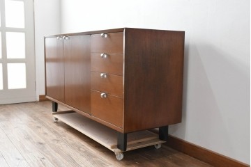 アメリカビンテージ　George Nelson(ジョージ・ネルソン)　Hermanmiller(ハーマンミラー)社製　ミッドセンチュリーデザインのサイドボード　(R-067617)