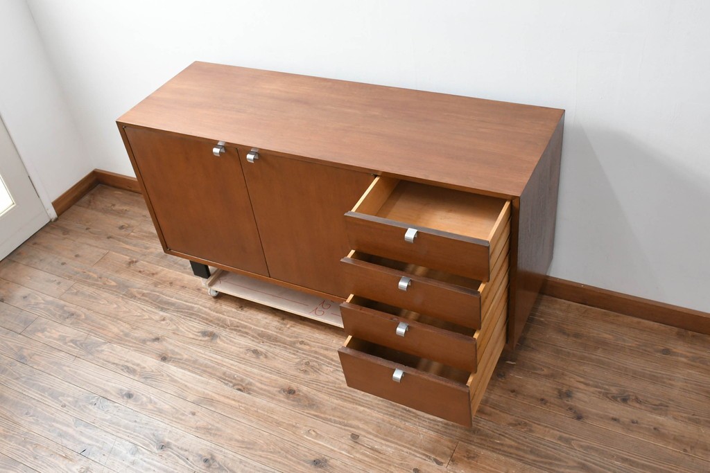 アメリカビンテージ　George Nelson(ジョージ・ネルソン)　Hermanmiller(ハーマンミラー)社製　ミッドセンチュリーデザインのサイドボード　(R-067617)