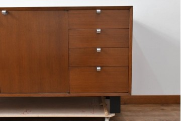 アメリカビンテージ　George Nelson(ジョージ・ネルソン)　Hermanmiller(ハーマンミラー)社製　ミッドセンチュリーデザインのサイドボード　(R-067617)