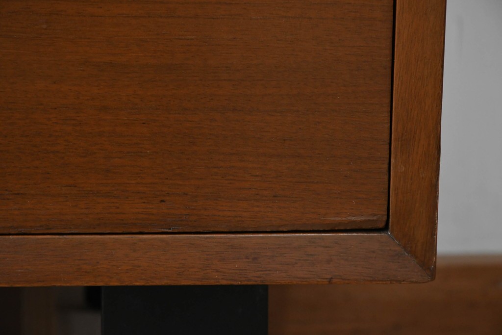 アメリカビンテージ　George Nelson(ジョージ・ネルソン)　Hermanmiller(ハーマンミラー)社製　ミッドセンチュリーデザインのサイドボード　(R-067617)