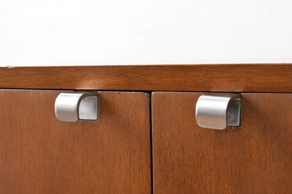 アメリカビンテージ　George Nelson(ジョージ・ネルソン)　Hermanmiller(ハーマンミラー)社製　ミッドセンチュリーデザインのサイドボード　(R-067617)