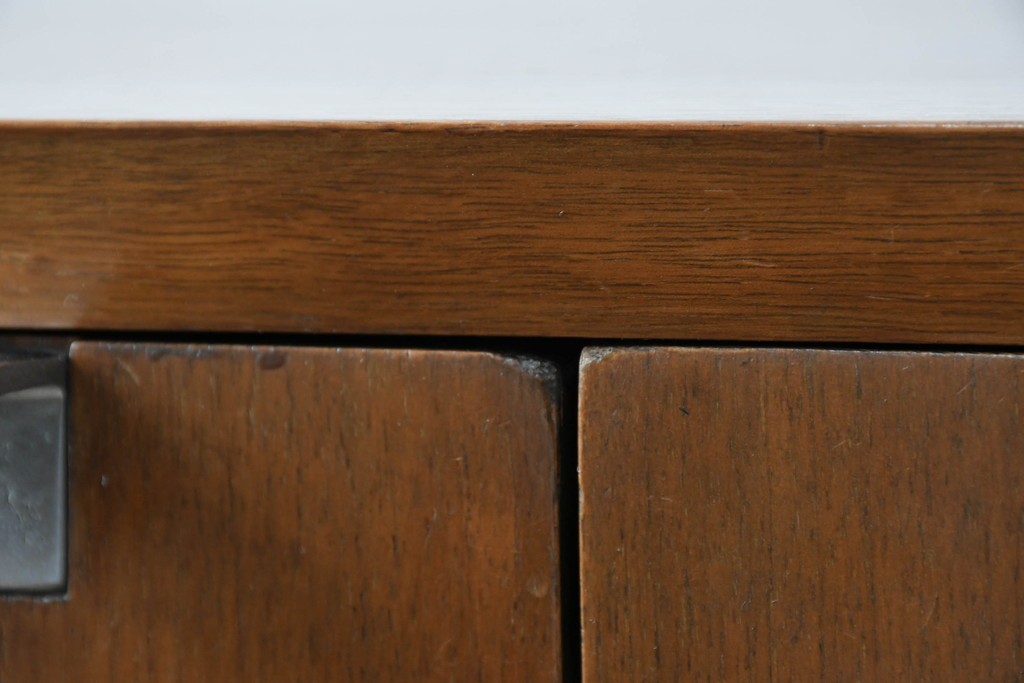 アメリカビンテージ　George Nelson(ジョージ・ネルソン)　Hermanmiller(ハーマンミラー)社製　ミッドセンチュリーデザインのサイドボード　(R-067617)