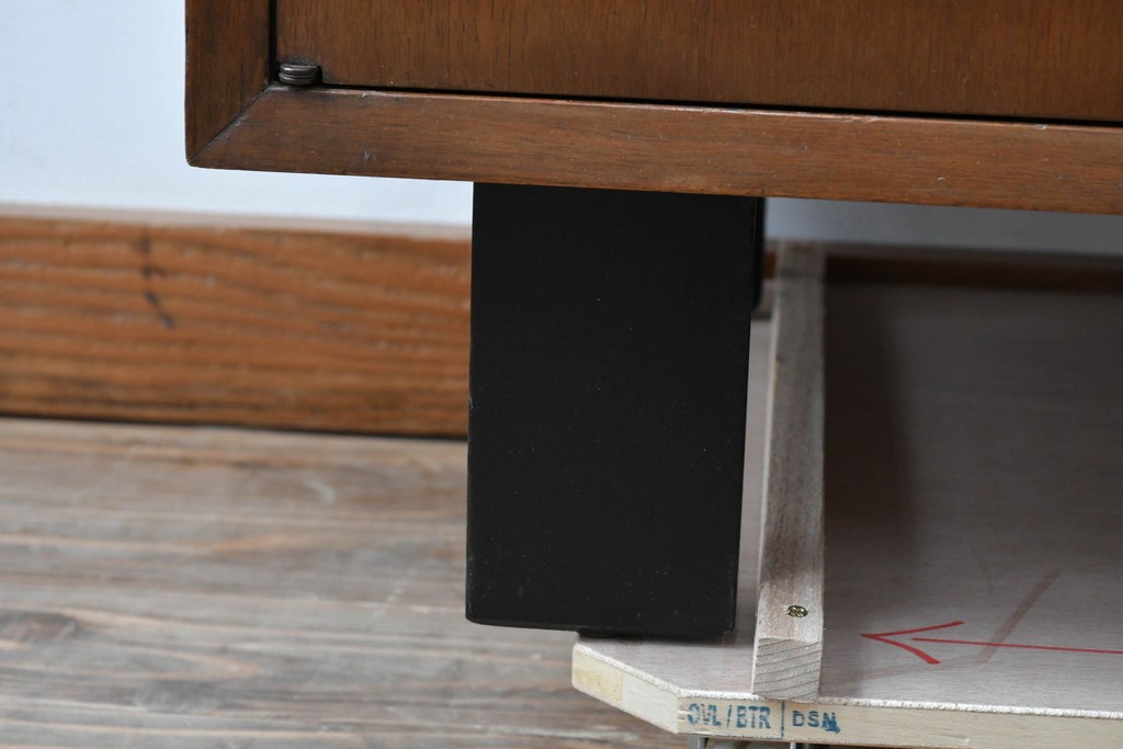 アメリカビンテージ　George Nelson(ジョージ・ネルソン)　Hermanmiller(ハーマンミラー)社製　ミッドセンチュリーデザインのサイドボード　(R-067617)