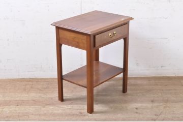 中古　Stickley(スティックレー、スティックレイ)　シンプルで上品な佇まいが魅力の引き出し付きサイドテーブル(ナイトテーブル、エンドテーブル、ローテーブル、花台、飾り台、ヴィンテージ)(R-067619)