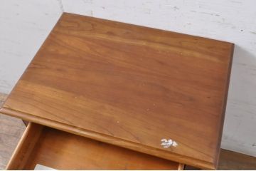 中古　Stickley(スティックレー、スティックレイ)　シンプルで上品な佇まいが魅力の引き出し付きサイドテーブル(ナイトテーブル、エンドテーブル、ローテーブル、花台、飾り台、ヴィンテージ)(R-067619)