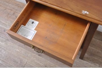 中古　Stickley(スティックレー、スティックレイ)　シンプルで上品な佇まいが魅力の引き出し付きサイドテーブル(ナイトテーブル、エンドテーブル、ローテーブル、花台、飾り台、ヴィンテージ)(R-067619)