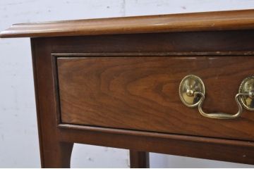 中古　Stickley(スティックレー、スティックレイ)　シンプルで上品な佇まいが魅力の引き出し付きサイドテーブル(ナイトテーブル、エンドテーブル、ローテーブル、花台、飾り台、ヴィンテージ)(R-067619)