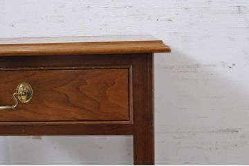 中古　Stickley(スティックレー、スティックレイ)　シンプルで上品な佇まいが魅力の引き出し付きサイドテーブル(ナイトテーブル、エンドテーブル、ローテーブル、花台、飾り台、ヴィンテージ)(R-067619)