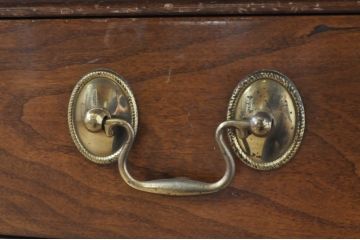 中古　Stickley(スティックレー、スティックレイ)　シンプルで上品な佇まいが魅力の引き出し付きサイドテーブル(ナイトテーブル、エンドテーブル、ローテーブル、花台、飾り台、ヴィンテージ)(R-067619)