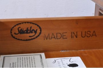 中古　Stickley(スティックレー、スティックレイ)　シンプルで上品な佇まいが魅力の引き出し付きサイドテーブル(ナイトテーブル、エンドテーブル、ローテーブル、花台、飾り台、ヴィンテージ)(R-067619)