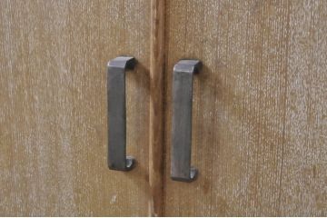 和製アンティーク　昭和レトロ　ナラ材　シンプルなデザインが取り入れやすい扉付き本棚(オープンラック、ブックシェルフ、収納棚、戸棚、キャビネット、飾り棚、ディスプレイラック)(R-067628)