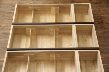 中古　伝統工芸品　和モダンなデザインが魅力的な脚付き加茂桐箪笥(和タンス、衣装箪笥、民芸箪笥、民芸家具、整理タンス、桐たんす、引き出し)(R-067629)