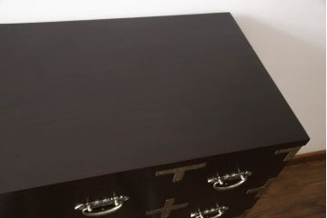 中古　伝統工芸品　和モダンなデザインが魅力的な脚付き加茂桐箪笥(和タンス、衣装箪笥、民芸箪笥、民芸家具、整理タンス、桐たんす、引き出し)(R-067629)