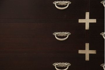 中古　伝統工芸品　和モダンなデザインが魅力的な脚付き加茂桐箪笥(和タンス、衣装箪笥、民芸箪笥、民芸家具、整理タンス、桐たんす、引き出し)(R-067629)