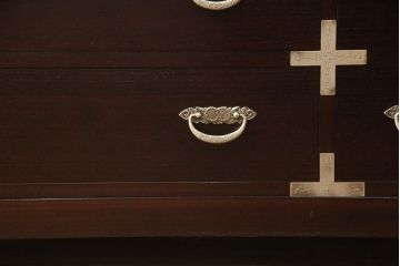 中古　伝統工芸品　和モダンなデザインが魅力的な脚付き加茂桐箪笥(和タンス、衣装箪笥、民芸箪笥、民芸家具、整理タンス、桐たんす、引き出し)(R-067629)