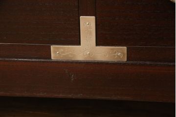 中古　伝統工芸品　和モダンなデザインが魅力的な脚付き加茂桐箪笥(和タンス、衣装箪笥、民芸箪笥、民芸家具、整理タンス、桐たんす、引き出し)(R-067629)