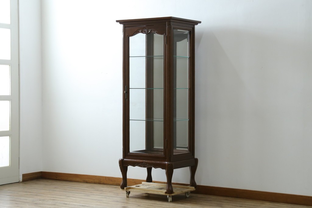 中古　美品!!　国会議事堂納品の高級家具メーカー　徳田家具　クラシカルなデザインが魅力の縦型キュリオケース　(R-067630)