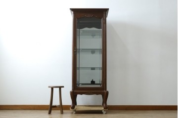 中古　美品!!　国会議事堂納品の高級家具メーカー　徳田家具　クラシカルなデザインが魅力の縦型キュリオケース　(R-067630)