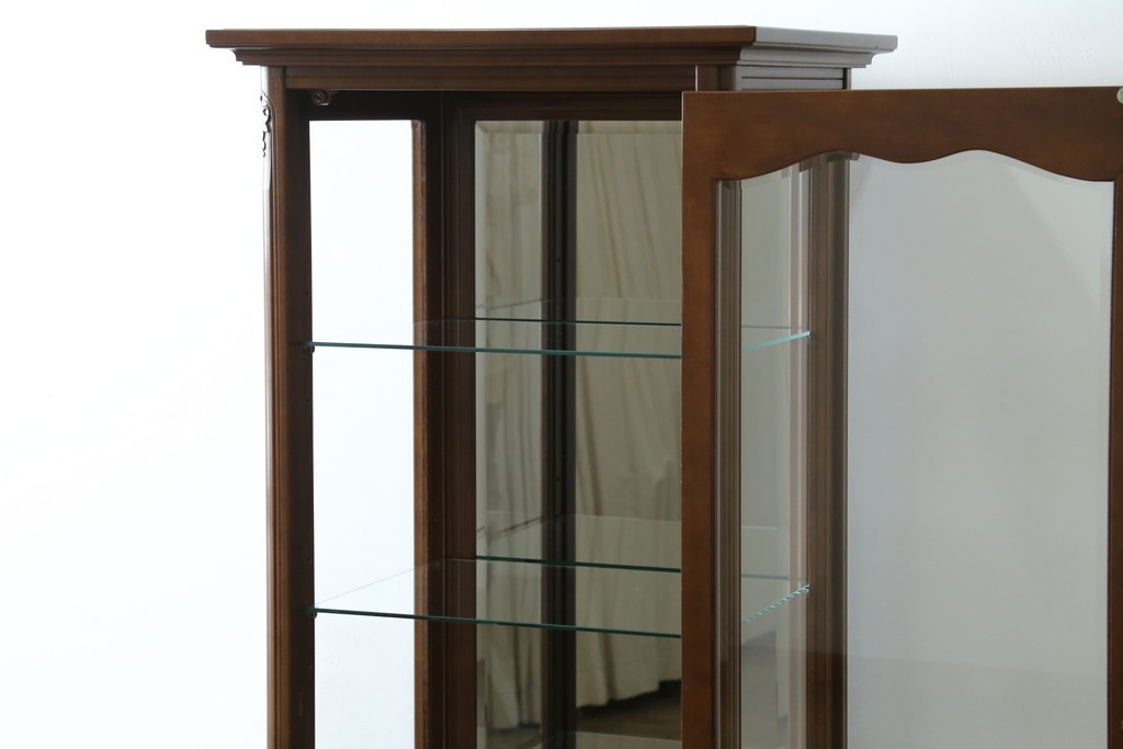 中古　美品!!　国会議事堂納品の高級家具メーカー　徳田家具　クラシカルなデザインが魅力の縦型キュリオケース　(R-067630)