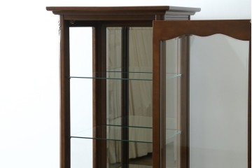 中古　美品!!　国会議事堂納品の高級家具メーカー　徳田家具　クラシカルなデザインが魅力の縦型キュリオケース　(R-067630)