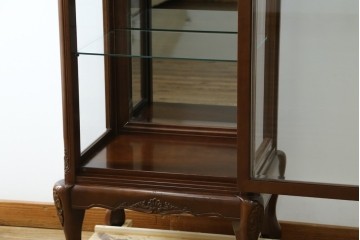 中古　美品!!　国会議事堂納品の高級家具メーカー　徳田家具　クラシカルなデザインが魅力の縦型キュリオケース　(R-067630)