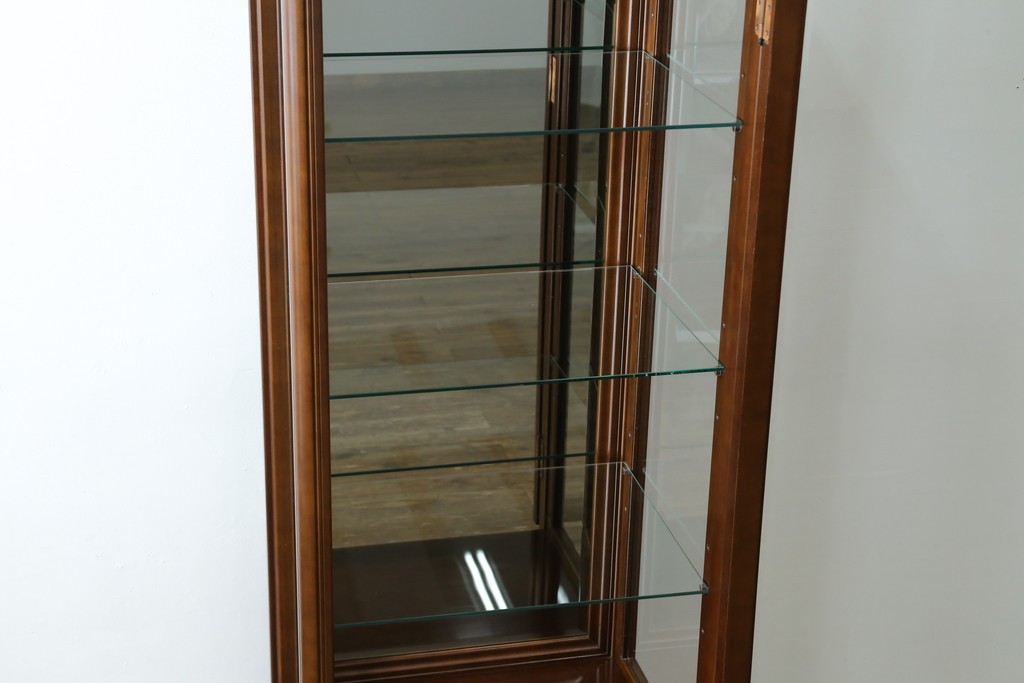 中古　美品!!　国会議事堂納品の高級家具メーカー　徳田家具　クラシカルなデザインが魅力の縦型キュリオケース　(R-067630)