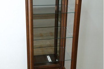 中古　美品!!　国会議事堂納品の高級家具メーカー　徳田家具　クラシカルなデザインが魅力の縦型キュリオケース　(R-067630)
