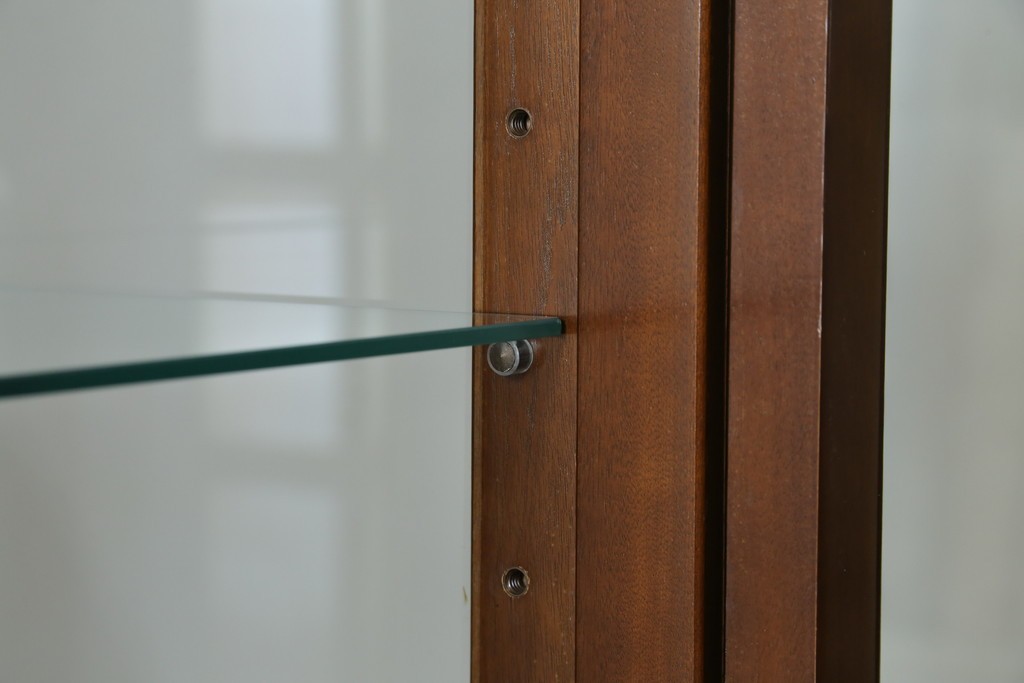 中古　美品!!　国会議事堂納品の高級家具メーカー　徳田家具　クラシカルなデザインが魅力の縦型キュリオケース　(R-067630)